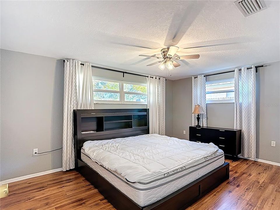 For Sale: $234,500 (2 beds, 2 baths, 1275 Square Feet)