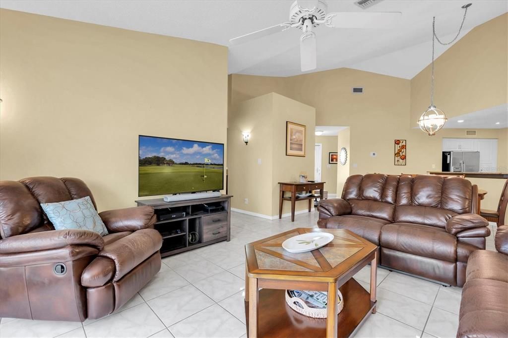 待售: $375,000 (2 贝兹, 2 浴室, 1140 平方英尺)