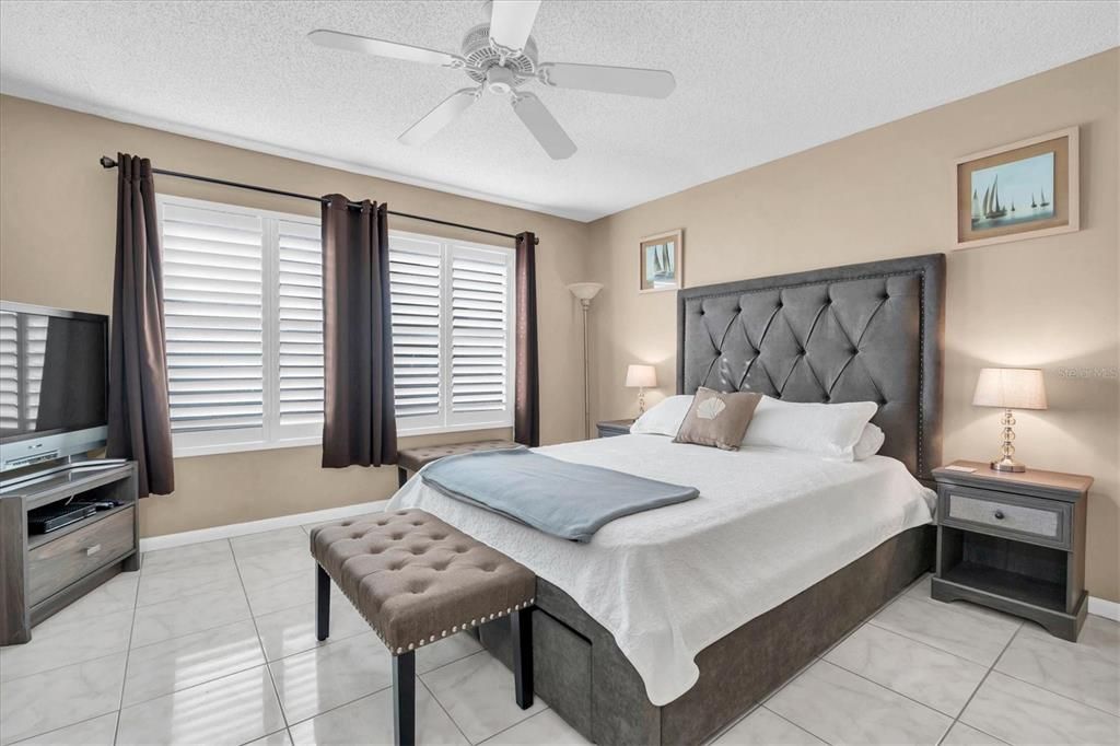 待售: $375,000 (2 贝兹, 2 浴室, 1140 平方英尺)