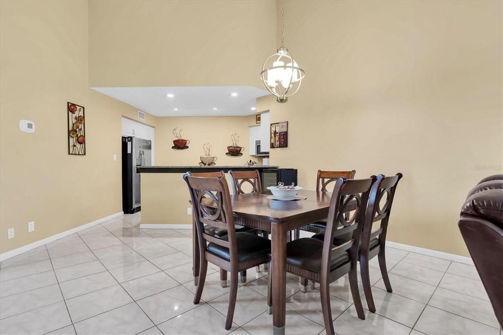 待售: $375,000 (2 贝兹, 2 浴室, 1140 平方英尺)