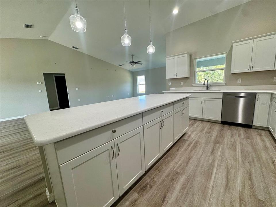 En Venta: $374,000 (3 camas, 2 baños, 1927 Pies cuadrados)