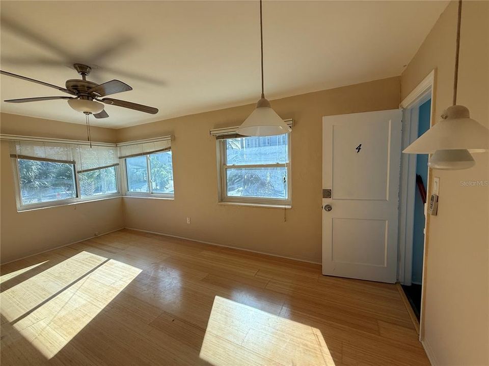 For Rent: $1,800 (1 beds, 1 baths, 720 Square Feet)