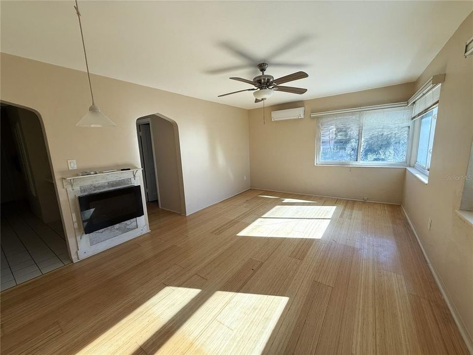 For Rent: $1,800 (1 beds, 1 baths, 720 Square Feet)