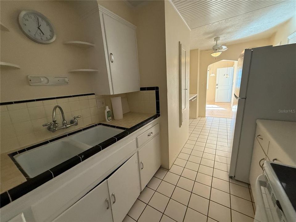 For Rent: $1,800 (1 beds, 1 baths, 720 Square Feet)