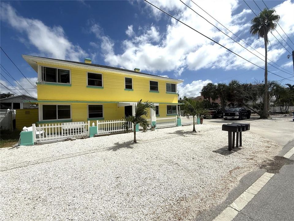 For Rent: $1,800 (1 beds, 1 baths, 720 Square Feet)