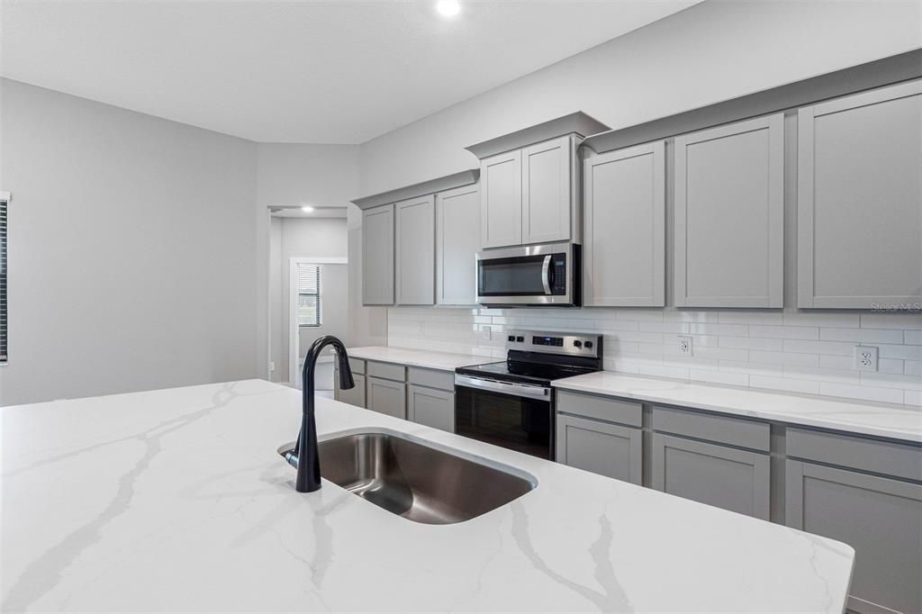 En Venta: $609,900 (4 camas, 3 baños, 2207 Pies cuadrados)