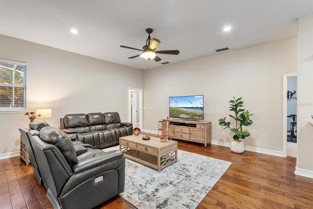 For Sale: $725,000 (4 beds, 3 baths, 2546 Square Feet)