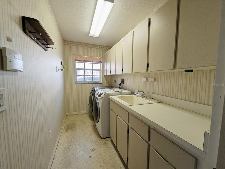 En Venta: $305,000 (3 camas, 2 baños, 2536 Pies cuadrados)