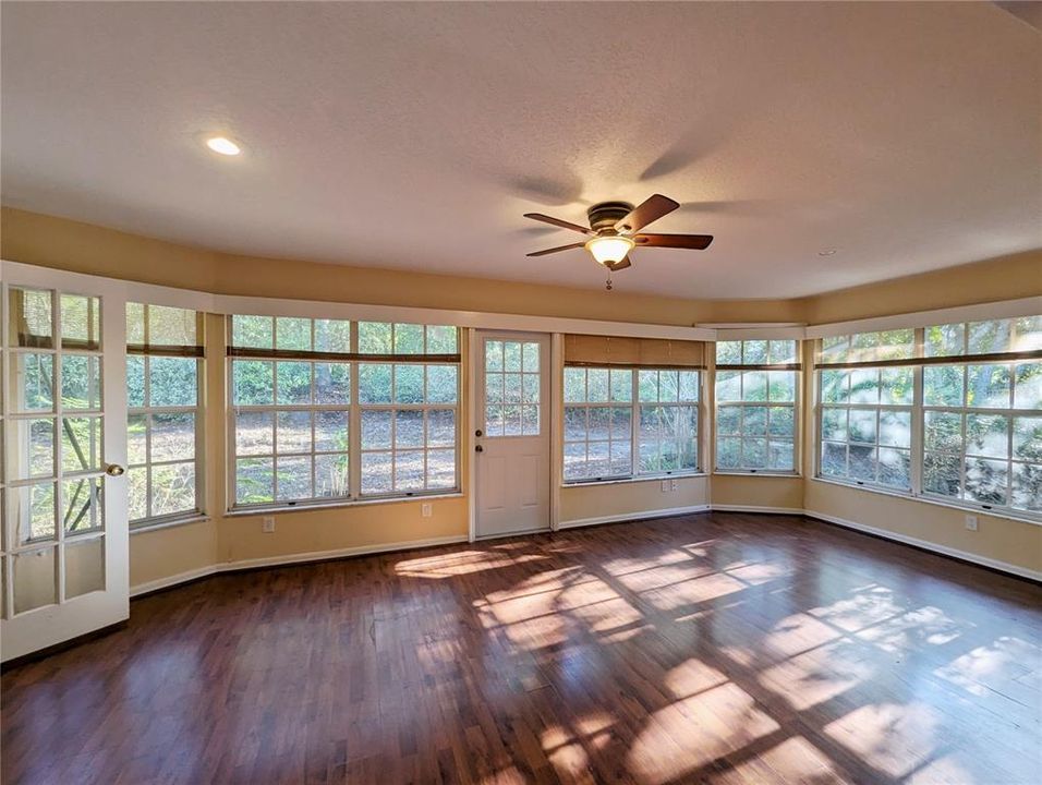 En Venta: $305,000 (3 camas, 2 baños, 2536 Pies cuadrados)