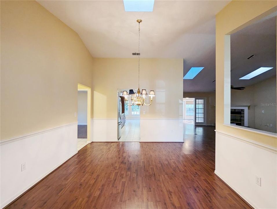 En Venta: $305,000 (3 camas, 2 baños, 2536 Pies cuadrados)