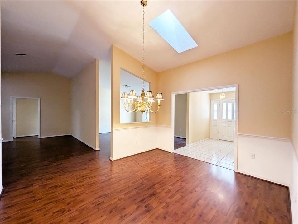 En Venta: $305,000 (3 camas, 2 baños, 2536 Pies cuadrados)