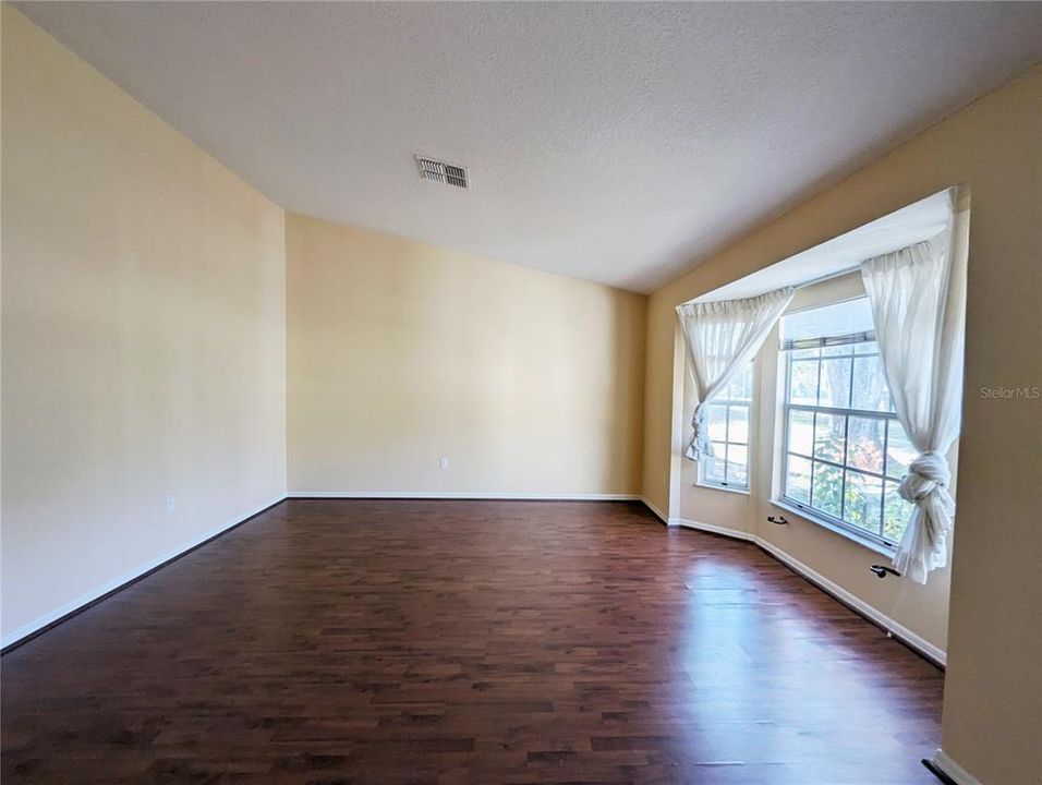 En Venta: $305,000 (3 camas, 2 baños, 2536 Pies cuadrados)