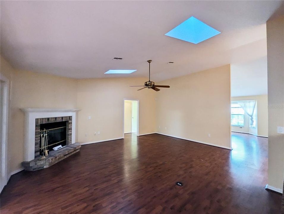 En Venta: $305,000 (3 camas, 2 baños, 2536 Pies cuadrados)