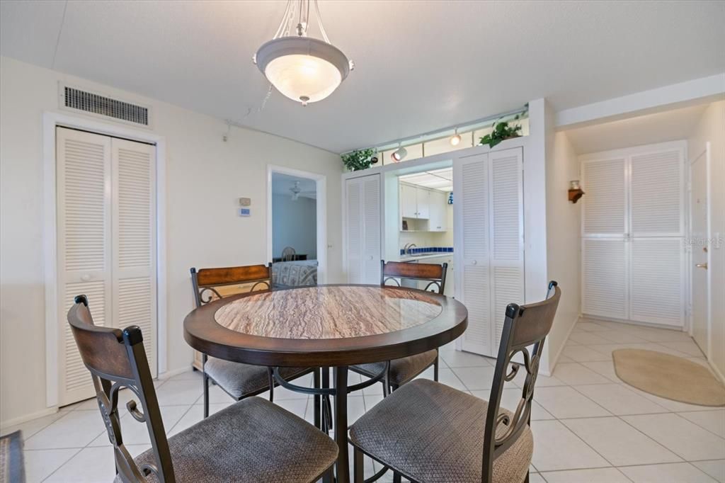 На продажу: $210,000 (2 спален, 2 ванн, 975 Квадратных фут)