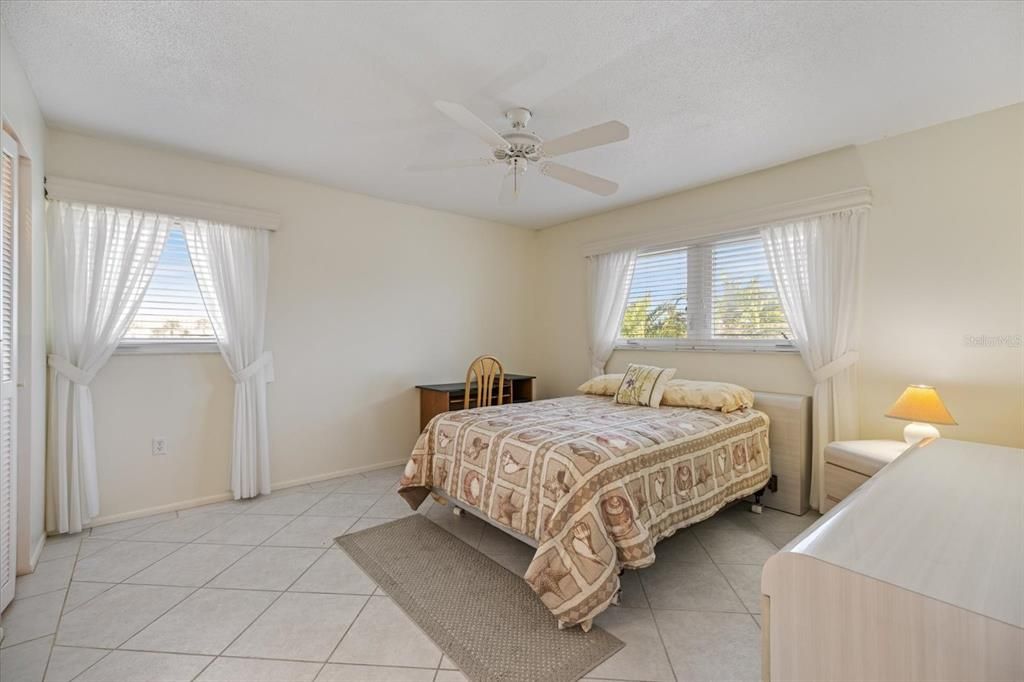 На продажу: $210,000 (2 спален, 2 ванн, 975 Квадратных фут)