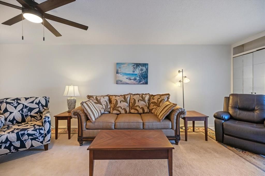 На продажу: $210,000 (2 спален, 2 ванн, 975 Квадратных фут)