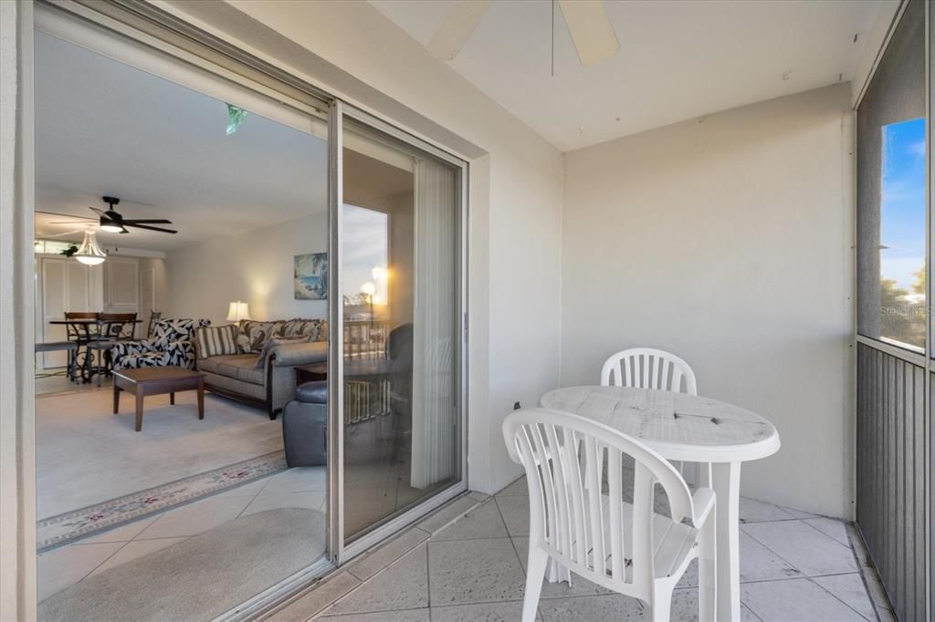 На продажу: $210,000 (2 спален, 2 ванн, 975 Квадратных фут)