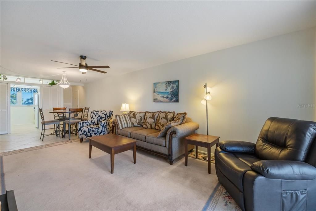 На продажу: $210,000 (2 спален, 2 ванн, 975 Квадратных фут)