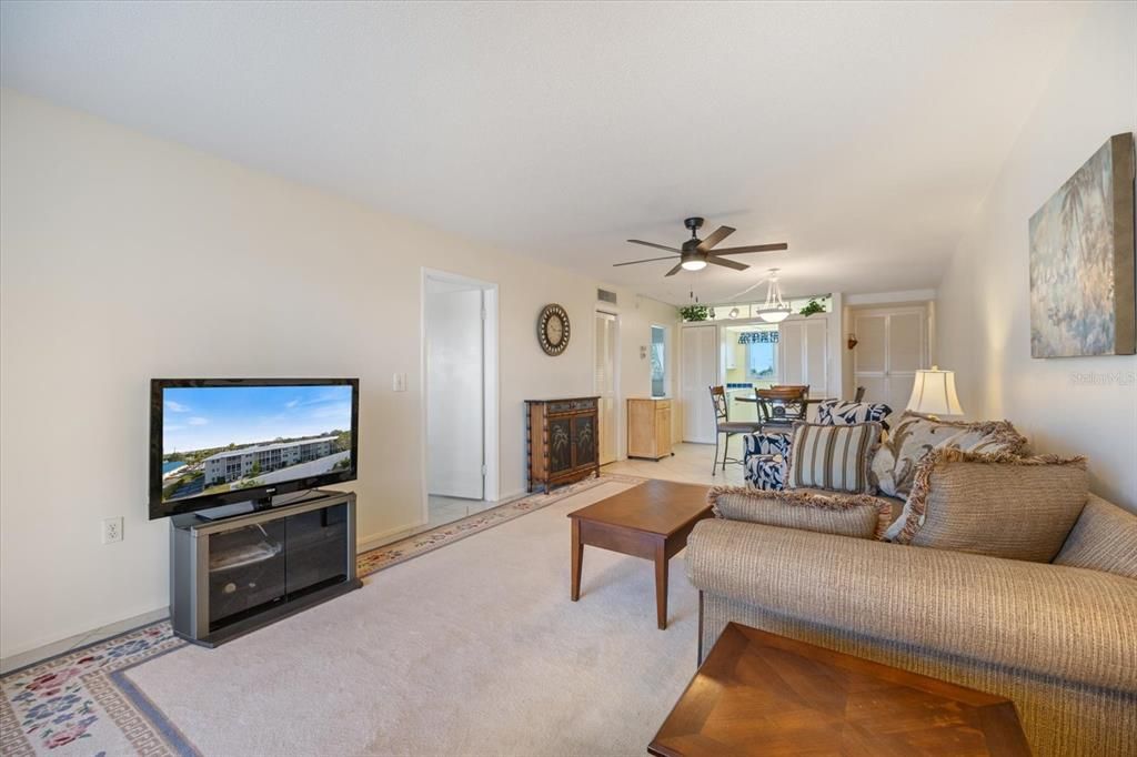 На продажу: $210,000 (2 спален, 2 ванн, 975 Квадратных фут)