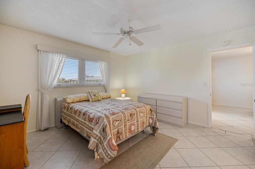 На продажу: $210,000 (2 спален, 2 ванн, 975 Квадратных фут)