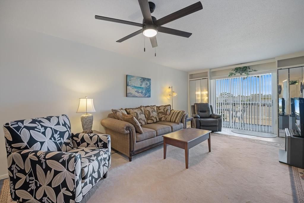 На продажу: $210,000 (2 спален, 2 ванн, 975 Квадратных фут)