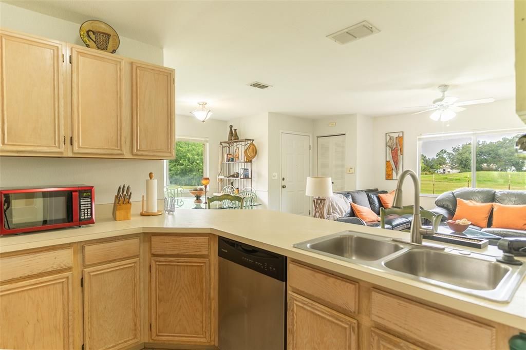 For Sale: $189,500 (2 beds, 2 baths, 930 Square Feet)