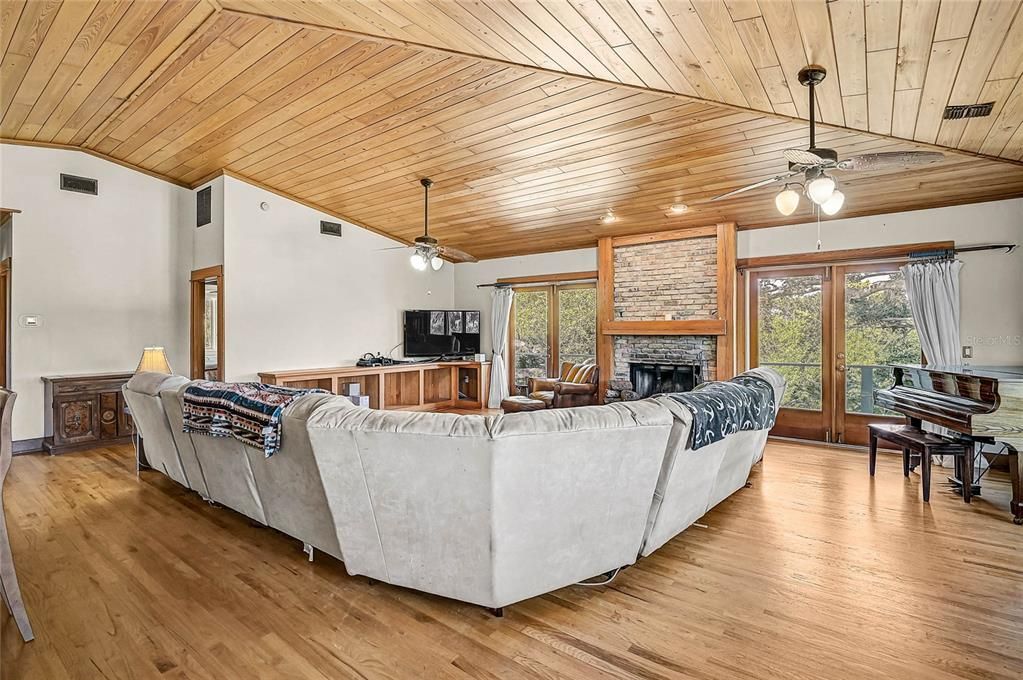 For Sale: $990,000 (3 beds, 3 baths, 2583 Square Feet)