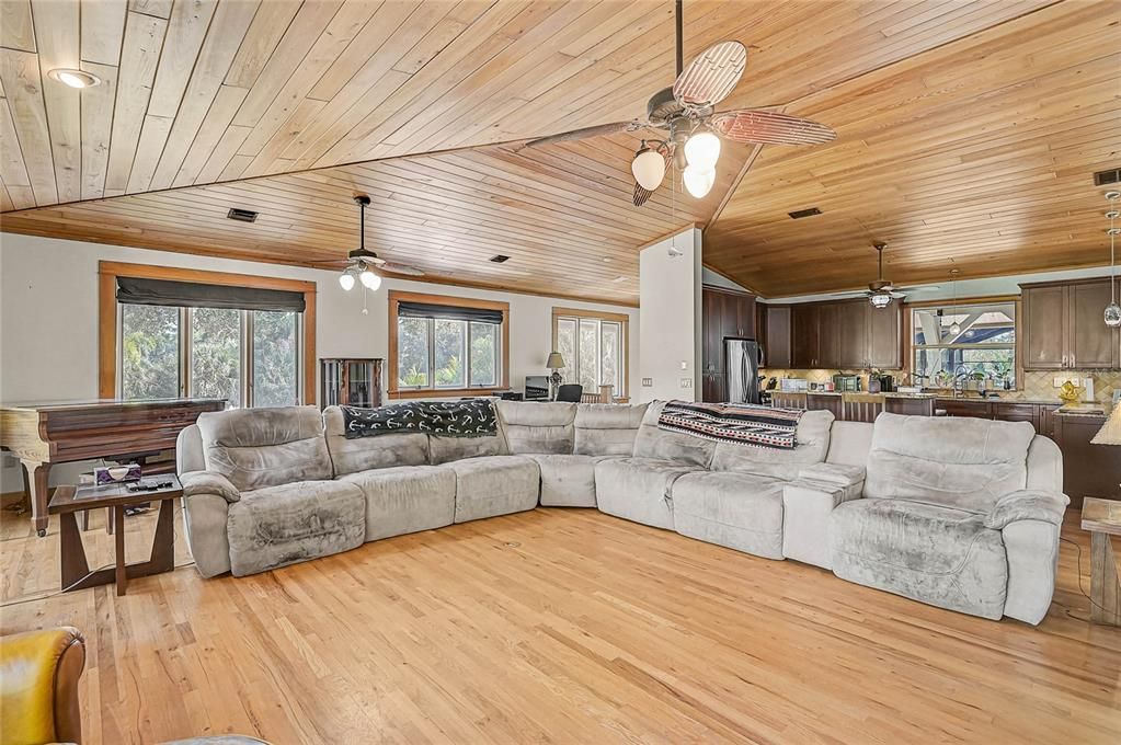 For Sale: $990,000 (3 beds, 3 baths, 2583 Square Feet)