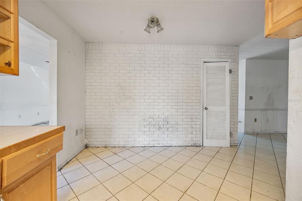 На продажу: $339,999 (3 спален, 2 ванн, 1711 Квадратных фут)