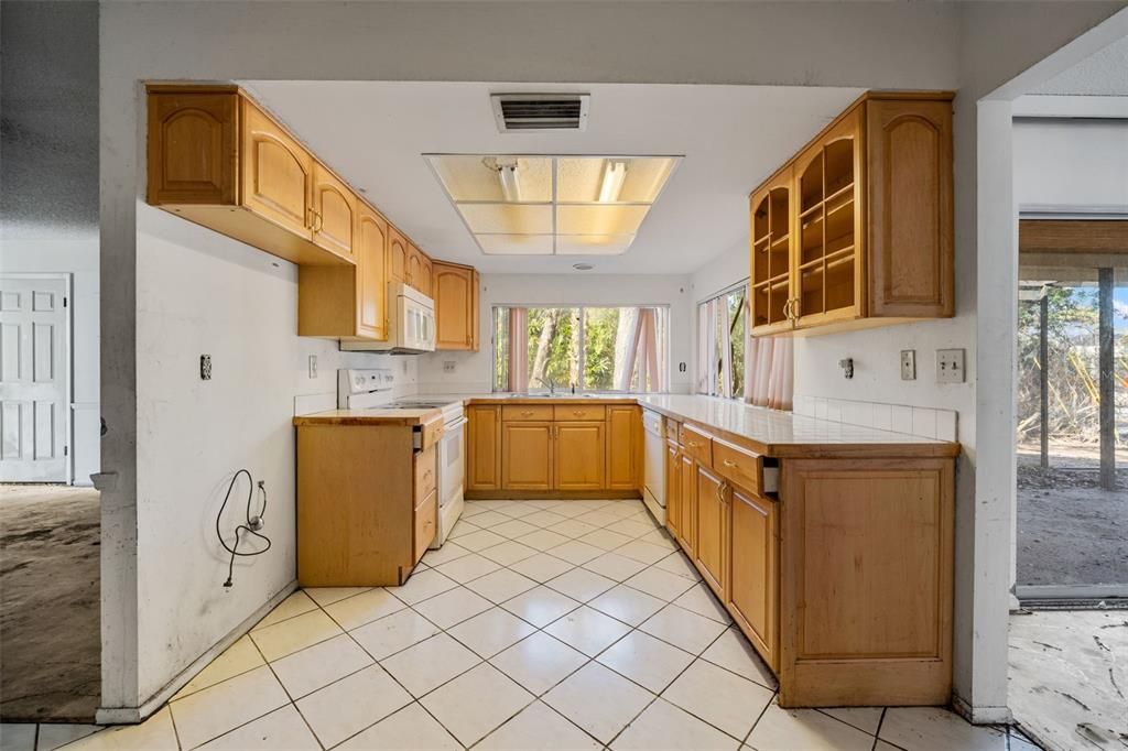 На продажу: $339,999 (3 спален, 2 ванн, 1711 Квадратных фут)