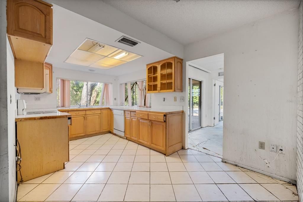 На продажу: $339,999 (3 спален, 2 ванн, 1711 Квадратных фут)