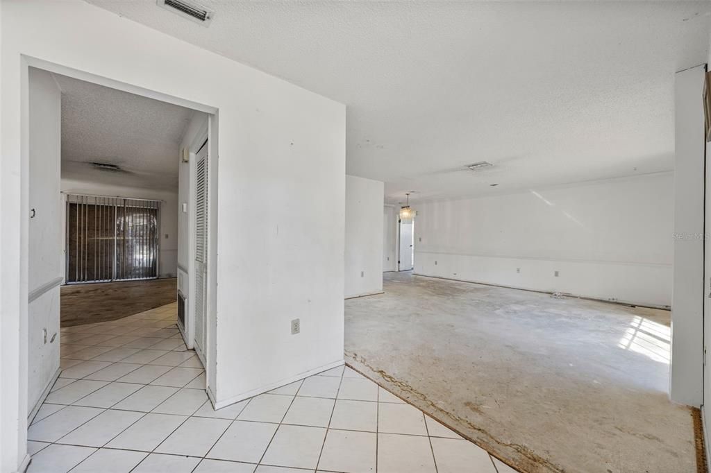 На продажу: $339,999 (3 спален, 2 ванн, 1711 Квадратных фут)