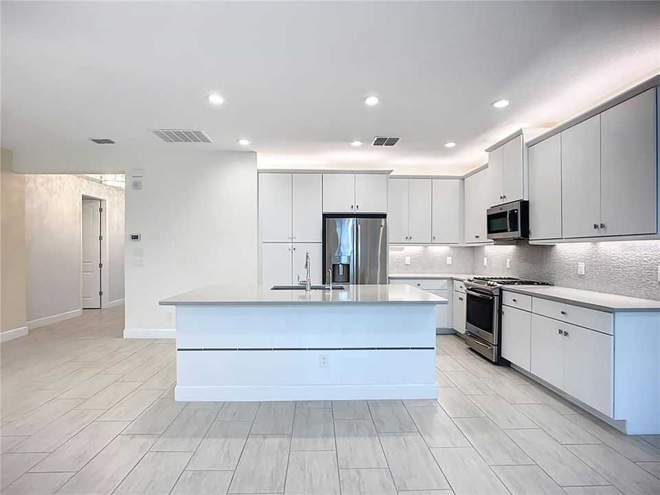 For Rent: $2,450 (2 beds, 2 baths, 1696 Square Feet)