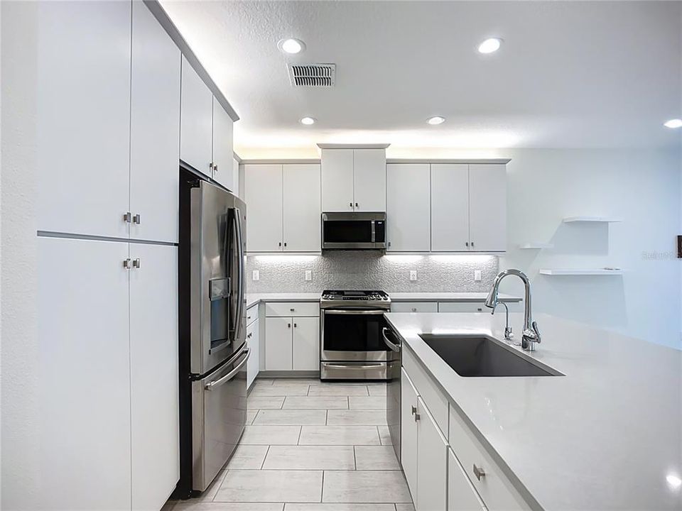 For Rent: $2,450 (2 beds, 2 baths, 1696 Square Feet)