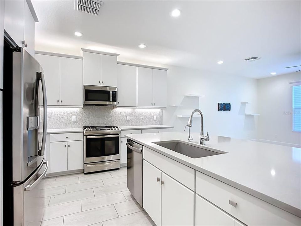 For Rent: $2,450 (2 beds, 2 baths, 1696 Square Feet)