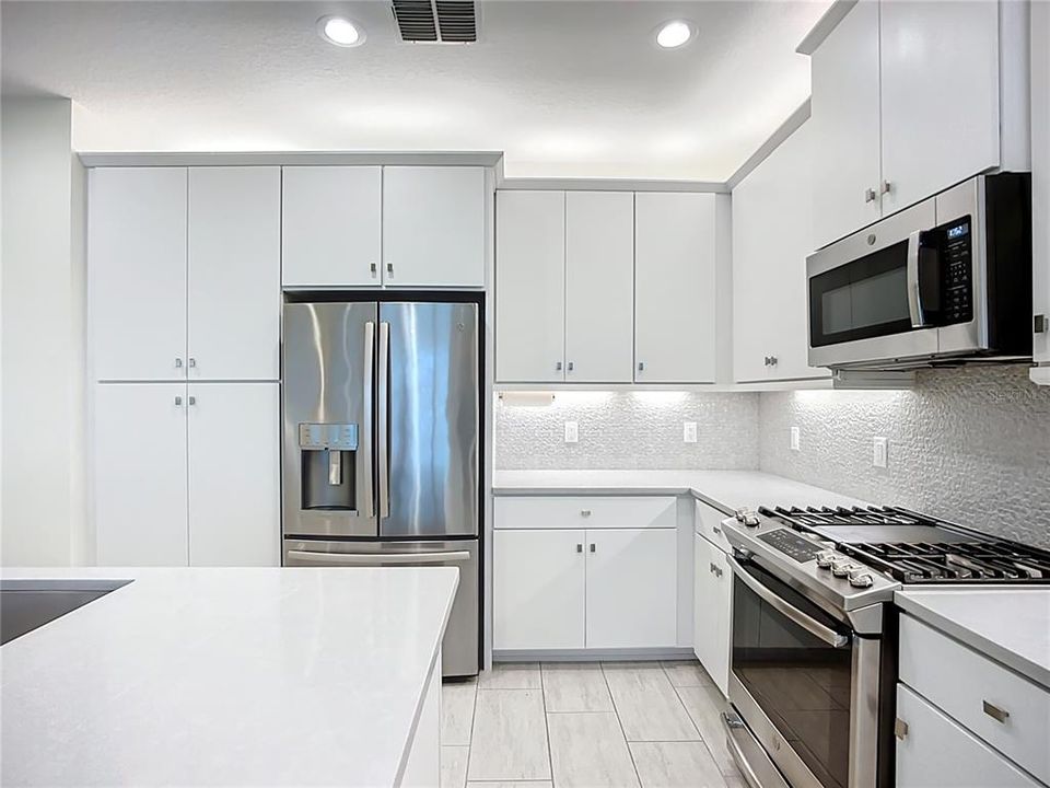 For Rent: $2,450 (2 beds, 2 baths, 1696 Square Feet)