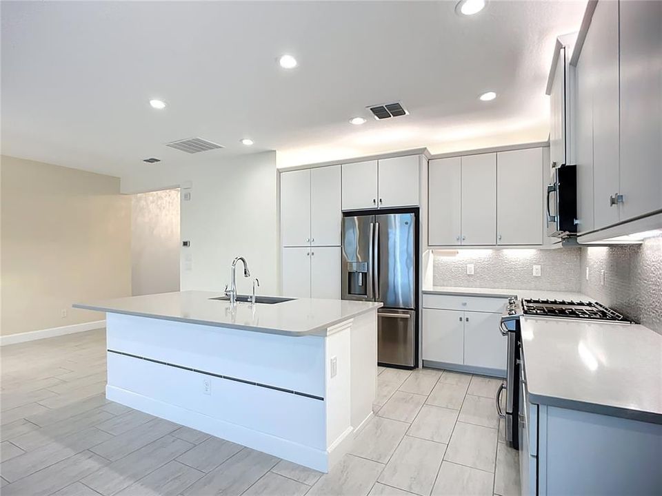 For Rent: $2,450 (2 beds, 2 baths, 1696 Square Feet)