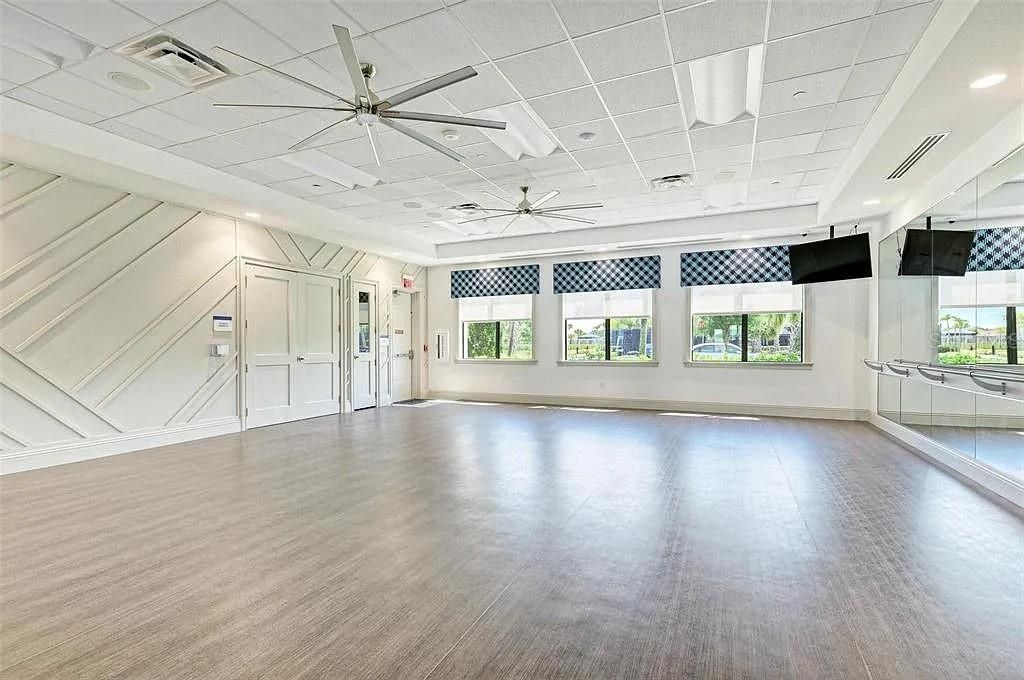 For Rent: $2,450 (2 beds, 2 baths, 1696 Square Feet)