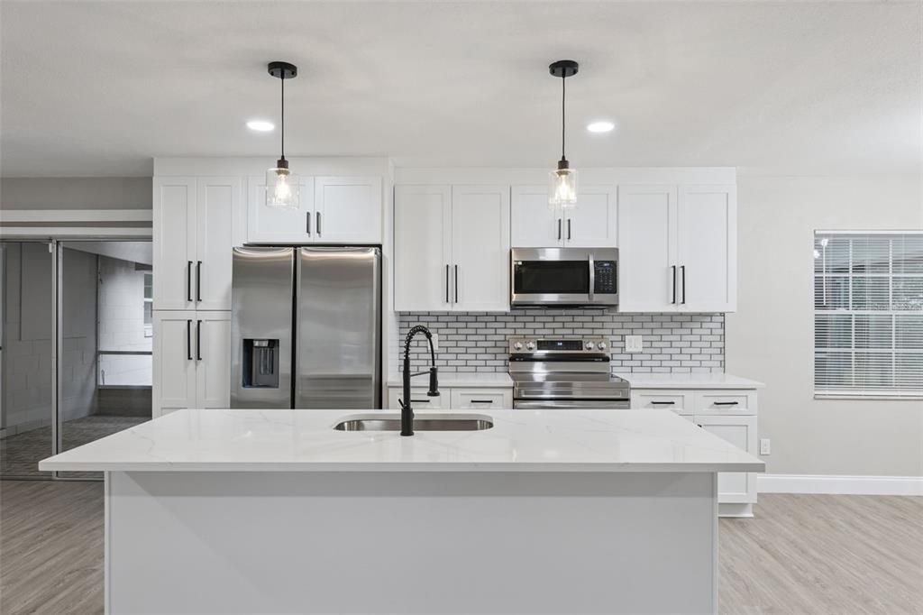 合同活跃: $2,975 (4 贝兹, 2 浴室, 1705 平方英尺)