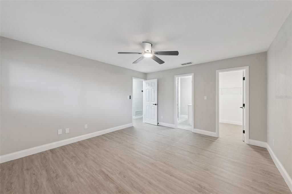 合同活跃: $2,975 (4 贝兹, 2 浴室, 1705 平方英尺)