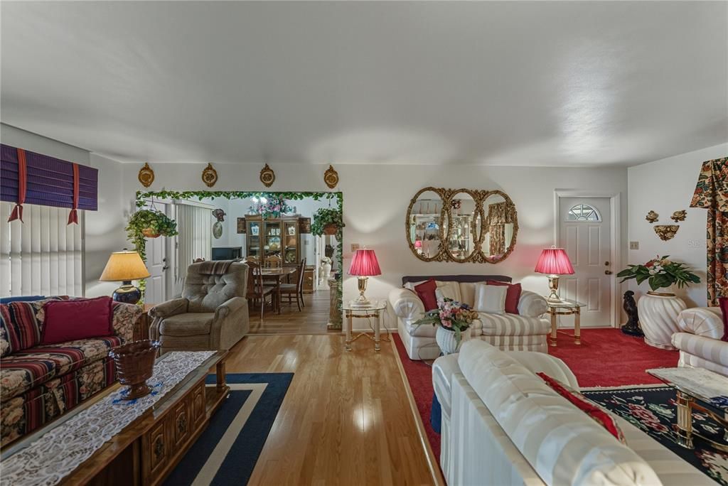 待售: $255,000 (2 贝兹, 2 浴室, 1458 平方英尺)