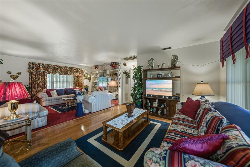 待售: $255,000 (2 贝兹, 2 浴室, 1458 平方英尺)