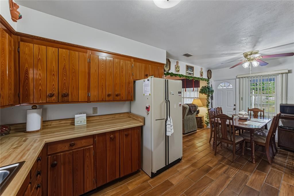 待售: $255,000 (2 贝兹, 2 浴室, 1458 平方英尺)