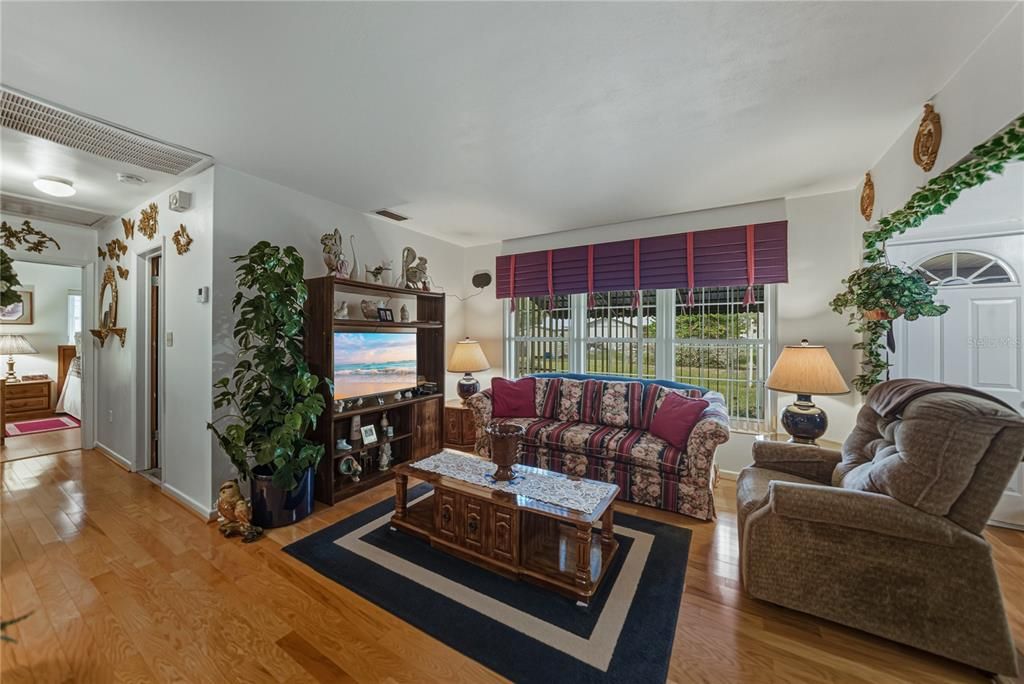 待售: $255,000 (2 贝兹, 2 浴室, 1458 平方英尺)