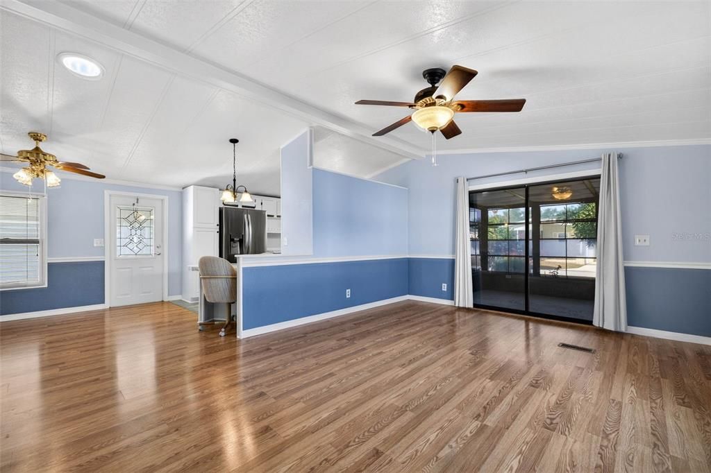 For Sale: $169,900 (2 beds, 2 baths, 1056 Square Feet)