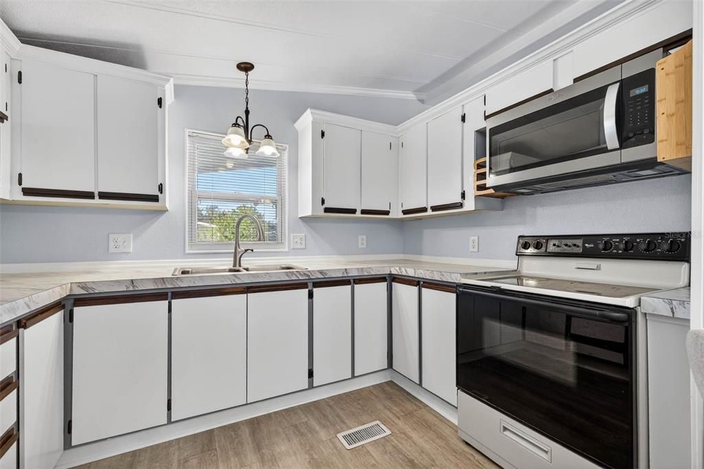 For Sale: $169,900 (2 beds, 2 baths, 1056 Square Feet)