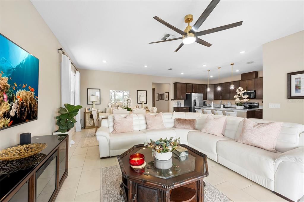 For Sale: $348,000 (4 beds, 3 baths, 2075 Square Feet)