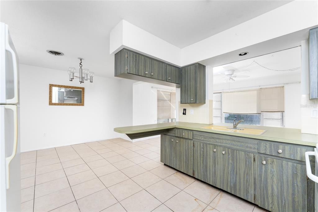 待售: $209,000 (2 贝兹, 2 浴室, 1293 平方英尺)