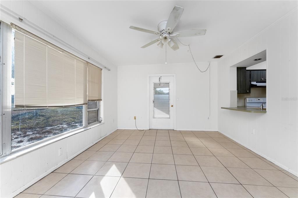 待售: $209,000 (2 贝兹, 2 浴室, 1293 平方英尺)