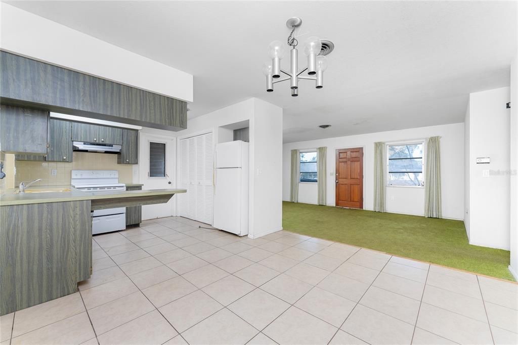 待售: $209,000 (2 贝兹, 2 浴室, 1293 平方英尺)